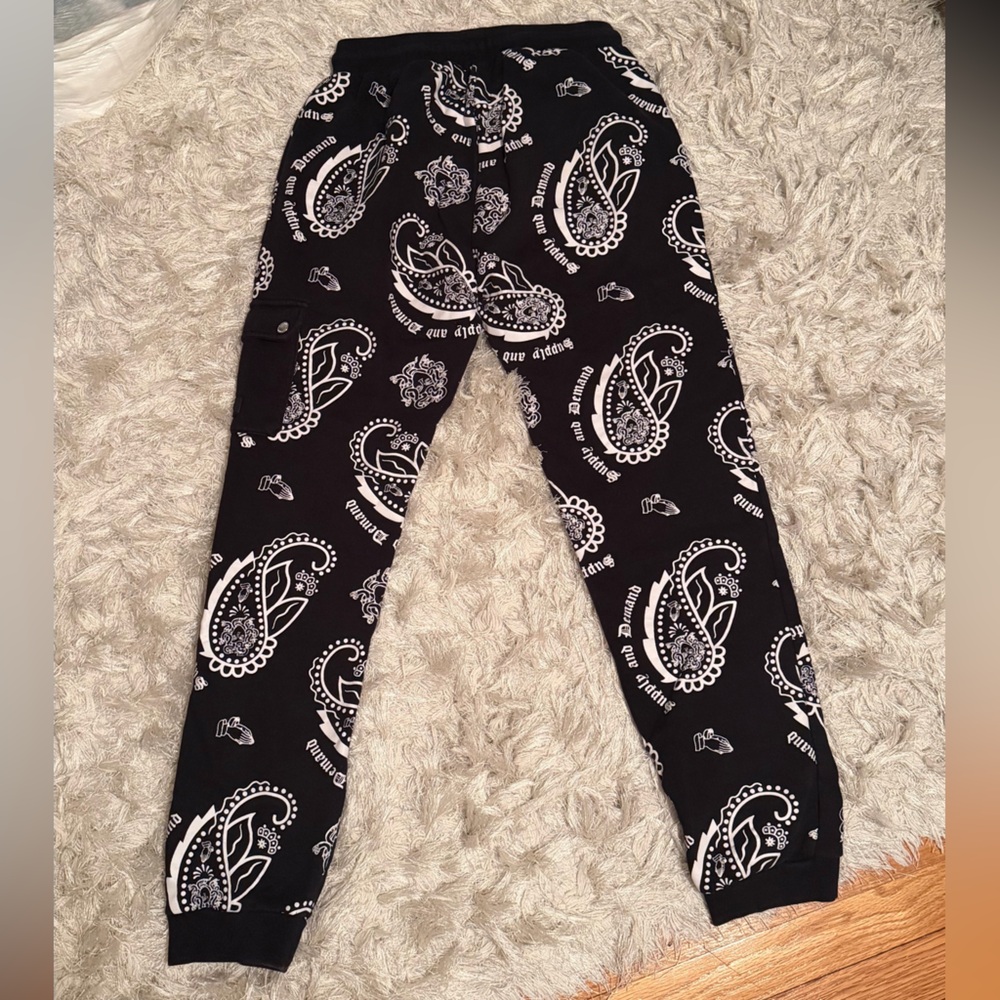 BOGO 🛍️ Black and White Paisley Print Joggers - Picture 7 of 9